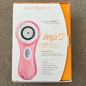 Clarisonic Mia 2 in hot pink with sensitive brush head